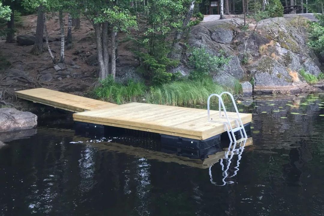 Jami on tukevilla ponttoneilla varustettu leveä kelluva laituri