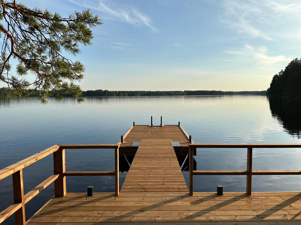 putkiponttonilaituri ruskea kiinnitettynä patioon, valot, pollarit ja uimaportaat